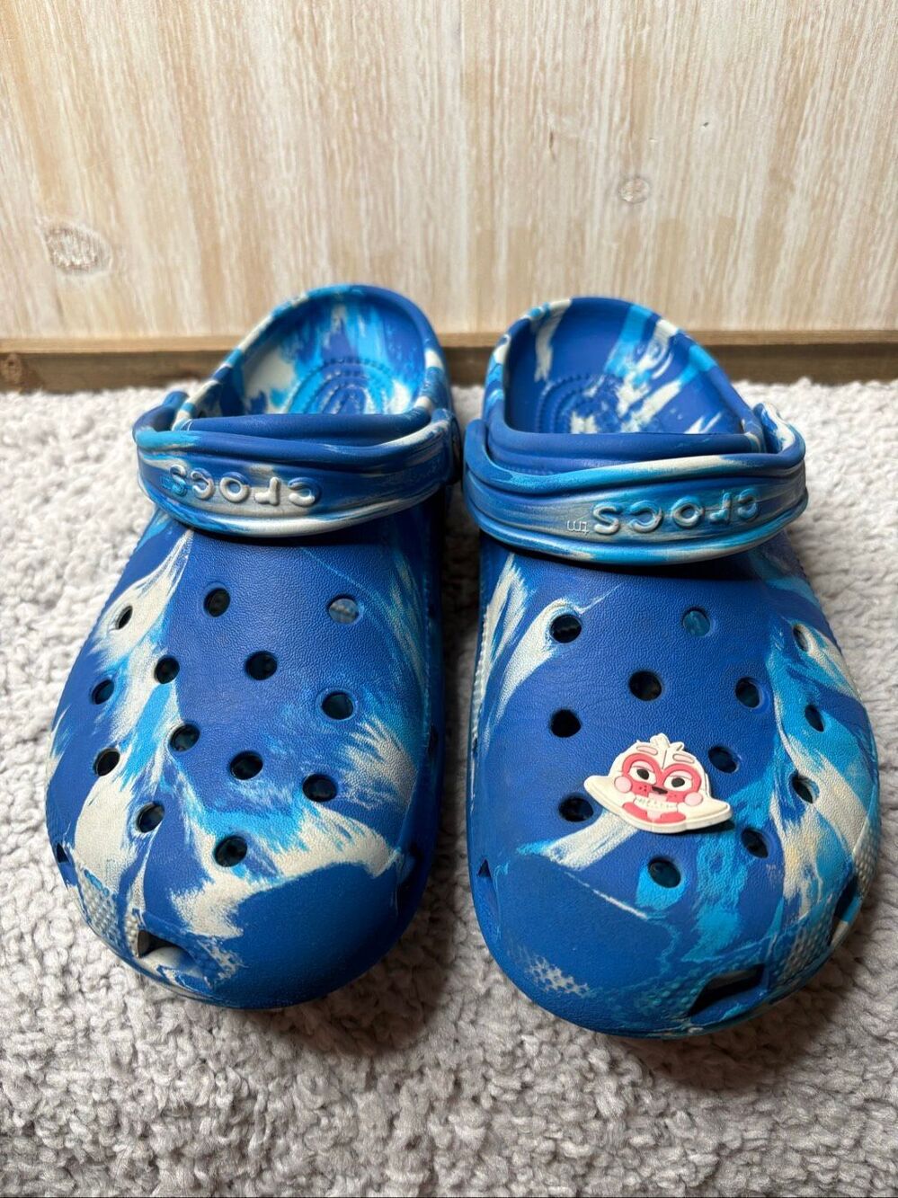 Crocs Blue Marbeled Tie Dye Classic Unisex Clogs Men's Size 7 and Women's Size 9